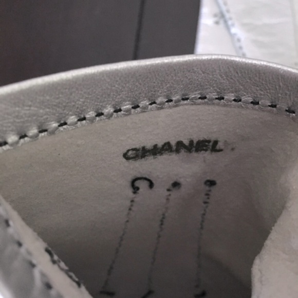 🚫SOLD🚫✨Vintage CHANEL Runway CC Logo Metallic Silver Lambskin Leather Gloves - Picture 4 of 9